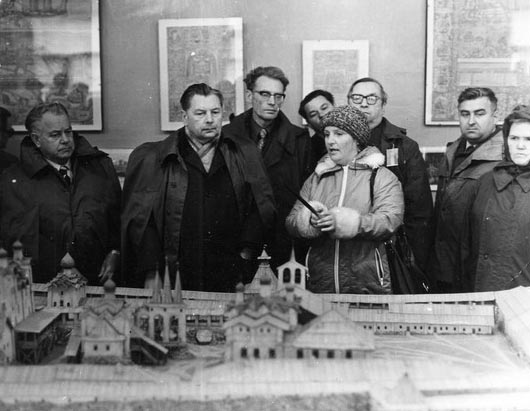 1969 г. — Л.В. Лопаткина (Шилова) на экскурсии у макета Соловецкого кремля (в 1969–79 гг. и в 1989–92 гг. — директор музея)